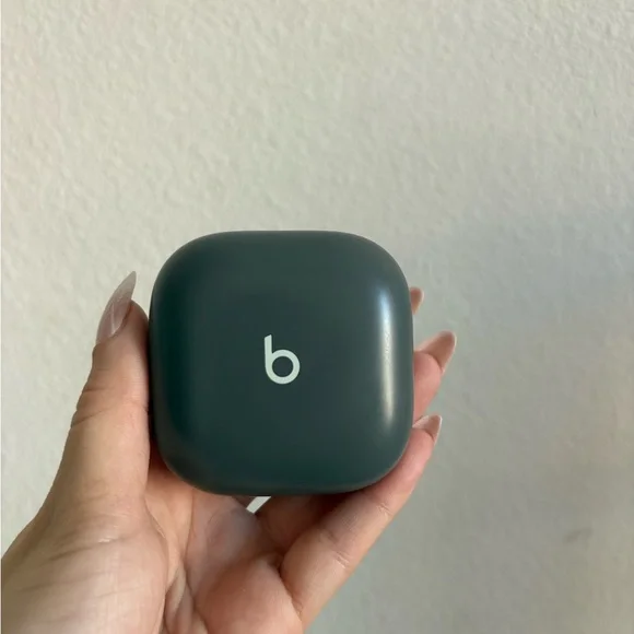 Powerbeats Fit - Picture 1 of 3